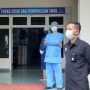 Salah seorang petugas Nakes RSUD Al-Ihsan sedang berjaga di Ruang Isolasi Zamzam, Sabtu (19/6). (Yully S Yulianty/Jabar Ekspres)