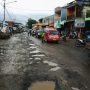 Potret kerusakan Jalan di Cililin, KBB, yang sebelumnya dijanjikan segera diperbaiki Pemda KBB.