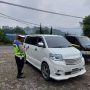Petugas kepolisian saat memeriksa surat jalan dan bebas Covid-19 pengendara asal Jakarta yang masuk Lembang. (Ilustrasi)