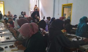 Kondisi dalam ruangan yang dipadati pekerja saat memproduksi bulu mata boneka, Desa Panenjoan, Kecamatan Cicalengka, Kabupaten Bandung, Selasa (15/6) lalu. (Yanuar Baswata/Jabar Ekspres)