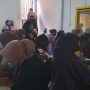 Kondisi dalam ruangan yang dipadati pekerja saat memproduksi bulu mata boneka, Desa Panenjoan, Kecamatan Cicalengka, Kabupaten Bandung, Selasa (15/6) lalu. (Yanuar Baswata/Jabar Ekspres)