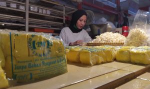 Ilustrasi aktivitas jual beli di pasar tradisional KBB.