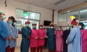 Nakes di RSUD Cibabat saat melakukan breefing. (Ilustrasi)