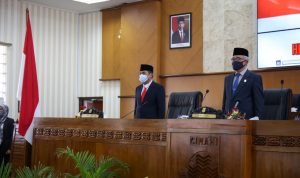 Plt. Wali Kota Cimahi, Ngatiyana (kiri) dengan Ketua DPRD Cimahi, Ir. H. Achmad Zulkarnain (kanan) dalam acara Rapat Paripurna, Senin (21/6). (Intan Aida/Jabar Ekspres).