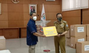 Pelaksana Tugas (Plt.) Wali Kota Cimahi, Ngatiyana menerima bantuan berupa masker, hazmat, dan tempat tidur (portable bed) dari dua perusahaan, Aula Gedung A Pemkot Cimahi, Senin (21/6).(Intan Aida/Jabar Ekspres)