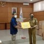 Pelaksana Tugas (Plt.) Wali Kota Cimahi, Ngatiyana menerima bantuan berupa masker, hazmat, dan tempat tidur (portable bed) dari dua perusahaan, Aula Gedung A Pemkot Cimahi, Senin (21/6).(Intan Aida/Jabar Ekspres)