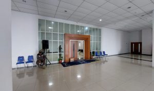 Petugas Satpol PP berjaga di ruangan Wakil Bupati Bandung Barat saat pemeriksaan oleh penyidik KPK.