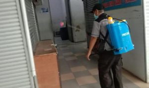 Petugas UPT Pasar Tradisional Cimahi tetap lakukan penyemprotan disinfektan dengan rutin setelah tutupnya pasar, Pasar Atas Baru, Selas. (22/6). (Intan Aida/Jabar Ekspres)
