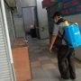Petugas UPT Pasar Tradisional Cimahi tetap lakukan penyemprotan disinfektan dengan rutin setelah tutupnya pasar, Pasar Atas Baru, Selas. (22/6). (Intan Aida/Jabar Ekspres)