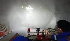 Beberapa petugas sedang melakukan disinfektan di wilayah Pemkot Cimahi. (Ilustrasi)