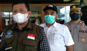 Bupati Sumedang, Dony Ahmad Munir (kiri) didampingi Camat Cimanggung, Dikdik Seyeh Rizki (tengah) dan Kapolsek Cimanggung, Kompol Herdis Suhardiman (kanan) di Kantor Kecamatan Cimanggung pada Rabu (23/6). (Yanuar Baswata/Jabar Ekspres)