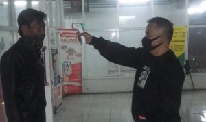 PROKES: Salah seorang pengunjung diperiksa terlebih dahulu memakai thermo gun sebelum memasuki Pasar Baru. (Ilustrasi)