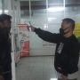 PROKES: Salah seorang pengunjung diperiksa terlebih dahulu memakai thermo gun sebelum memasuki Pasar Baru. (Ilustrasi)