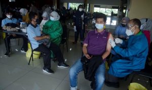 Sejumlah warga Cimahi sedang melakukan penyuntikan vaksin dengan tenang, Cimahi Technopark, Rabu (23/6).