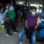 Sejumlah warga Cimahi sedang melakukan penyuntikan vaksin dengan tenang, Cimahi Technopark, Rabu (23/6).