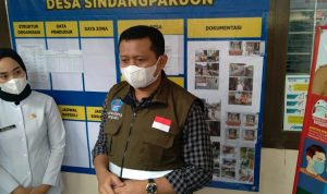 Bupati Sumedang, Dony Ahmad Munir (kanan) saat lakukan kunjungan pengawasan ke Desa Sindangpakuon, Kecamatan Cimanggung, Kabupaten Sumedang dalam penanganan Covid-19, Rabu (23/6). (Yanuar Baswata/Jabar Ekspres)