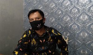 Sekretaris Desa Margaasih, Ayi Sutisna saat ditemui di ruang kerjanya, Kamis (24/6). (Yanuar Baswata/Jabar Ekspres)