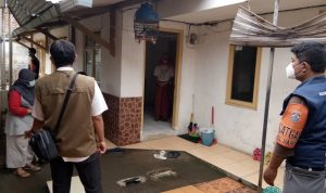 Tim Satgas Penanganan COVID-19 Kelurahan Baros Tengah lakukan pemantauan terhadap pasien yang jalani isolasi mandiri.