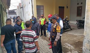 Pihak berwenang mendatangi area lokasi tempat kejadian perkara ditemukannya seorang warga meninggal.