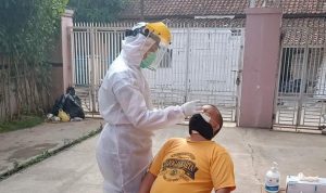 Meski Miliki Gejala Covid-19, Masyarakat Masih Ada yang Enggan Melapor Tenaga Kesehatan Kabupaten Bandung melakukan tracking pada masyarakat.