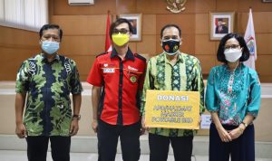 SIMBOLIS: Plt. Wali Kota Cimahi, Ngatiyana menerima donasi APD/Hazmat, Masker dan tempat tidur untuk Rumah Sakit rujukan Covid-19 dari Apindo, Gedung A Pemkot Cimahi, Jumat (25/6). (Intan Aida/Jabar Ekspres)