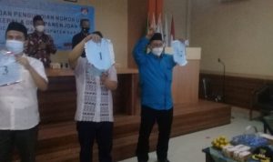 Jelang Pilkades di Desa Panenjoan Bandung, Para Calon Sudah Dapat Nomor Tiga Calon Kades Panenjoan bernama Ujang Bunyamin (tengah), Sahid bernomor (kanan) dan Asep Permana (kiri) saat mendapat nomor pilih, Jumat (25/6). (Yanuar Baswata/Jabar Ekspres)