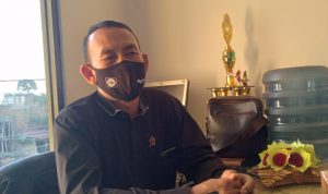Ketua Badan Permusyawaratan Desa (BPD) Panenjoan, sekaligus Ketua Asosiasi BPD Kecamatan Cicalengka, Jojon Anugerah saat ditemui di ruang kerjanya, Jumat (25/6). (Yanuar Baswata/Jabar Ekspres)