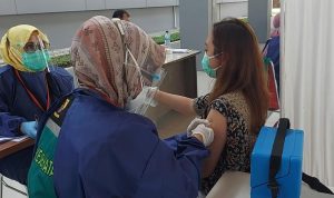 Salah seorang warga dari komunitas pekerja melaksanakan vaksin program HUT Bhayangkara, Sabtu (26/6). (Yully S Yulianty/Jabar Ekspres)