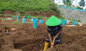 ILUSTRASI: Tukang gali kubur sedang mengerjakan galiannya di pemakaman khusus Covid-19 wilayah Cipageran, Kecamatan Cimahi Selatan.