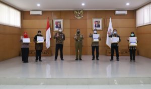 Generasi Muda Tak Bergantung pada Narkoba, Begini Harapan Ngatiyana Pemkot Cimahi mengadakan acara peringatan Hari Anti Narkotika Internasional (HANI) tahun 2021 dan foto bersama setelah simbolis dari Plt. Wali Kota, Aula Gedung A Pemkot Cimahi, Senin (28/6). (Intan Aida/Jabar Ekspres)