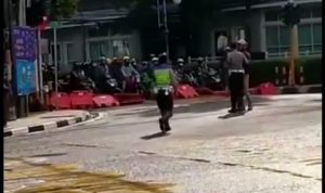 TANGKAPAN LAYAR: Salah satu potongan video yang menampilkan puluhan pengendara bermotor terobos water barrier (pembatas jalan).