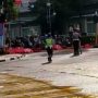 TANGKAPAN LAYAR: Salah satu potongan video yang menampilkan puluhan pengendara bermotor terobos water barrier (pembatas jalan).