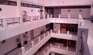 Suasana kantor Pemkot Cimahi masih terpantau sepi akibat masih lockdown karena melonjaknya kasus Covid-19 yang mengintai, Gedung B Pemkot Cimahi, Selasa (29/6). (Intan Aida/Jabar Ekspres)