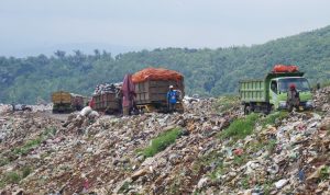 Deretan truk pengangkut sampah di kawasan TPA Sarimukti, KBB.