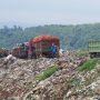 Deretan truk pengangkut sampah di kawasan TPA Sarimukti, KBB.