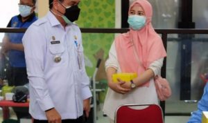 Camat Cinere Sebut Warga Antusias Jalani Vaksinasi Covid-19 Camat Cinere, Mangnguluang Mansur saat meninjau pelaksanaan vaksinasi.