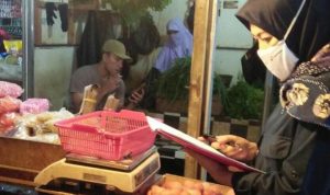Merangkak Naik, Harga Telur di 3 Pasar Tradisional Cimahi Salah satu petugas UPTD Pasar sedang memantau harga sembako hari ini, Pasar Atas Baru, Rabu (30/6) kemarin. (Intan Aida/Jabar Ekspres)
