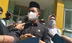 Bupati Bandung, Dadang Supriatna saat diwawancarai terkait diresmikannya layanan Hemodialisa di RSUD Cicalengka, Kamis (30/6). (Yanuar Baswata/Jabar Ekspres)