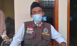 Kepala Desa Waluya, Aa Suryana saat ditemui di kediamannya pada Kamis (30/6). (Yanuar Baswata/Jabar Ekspres)