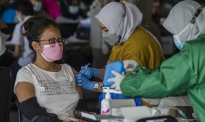 Petugas kesehatan menyuntikkan vaksin COVID-19 kepada warga di fasilitas pelayanan vaksinasi massal di Cimahi Techno Park, Cimahi. (ANTARA FOTO/Novrian Arbi/wsj)