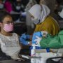 Petugas kesehatan menyuntikkan vaksin COVID-19 kepada warga di fasilitas pelayanan vaksinasi massal di Cimahi Techno Park, Cimahi. (ANTARA FOTO/Novrian Arbi/wsj)