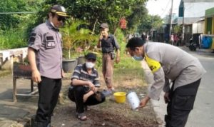Dukung Agenda Pemkot, Warga Kelurahan Pontir Buat Ratusan Lubang Biopori lubang biopori depok