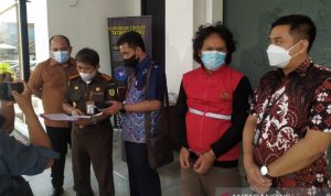 Jaksa Kejaksaan Negeri Bandung menangkap buronan selama 8 tahun kasus korupsi di Kantor Kejari Bandung, Kota Bandung, Jawa Barat, Jumat (4-6-2021). ANTARA/Bagus Ahmad Rizaldi