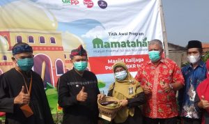 Beda, Buruan SAE Kelompok BKR Tulip Dibuat di Atas Rooftop Masjid Wali Kota Bandung, Oded M Danial foto bersama Kepala DKPP Kota Bandung, Camat Antapani, Ketua DKM Masjid Kalijaga dan Ketua RW 01. (Foto: Nurrani Rusmana)