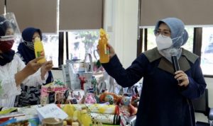 Dekranasda Depok Dorong Legalisasi UPPKA Ketua Dekradasna Kota Depok, Elly Farida saat promosikan produk UPPKA