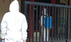 Rumah Warga Positif Covid di Kelurahan Serua Disemprot Disinfektan