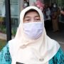 Kepala DLHK Kota Depok, Ety Suryahati melakukan pemilahan sampah(ist.)
