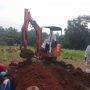Alat berat yang dikirim DPUPR untuk membantu penggalian kubur di TPU Karaba Tapos (ist.)
