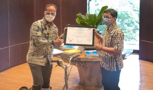 Menteri Perindustrian Agus Gumiwang Kartasasmita (kiri) menyerahkan Sertifikat Produk Penggunaan Tanda Standar Nasional Indonesia (SPPT SNI) kepada Deputi Direktur PT Kreuz Bike Indonesia, Hendri Supriadi (kanan) di Jakarta (ANTARA/HO/Kementerian Perindustrian)