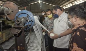 Pengusaha Tenun Sudah "Tahan Napas", Airlangga Tegaskan Komitmen Pemerintah Lindungi IKM IKM airlangga hartarto